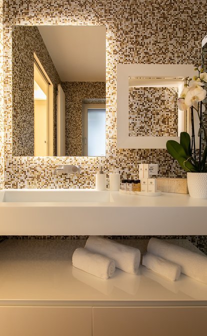 Bagno con mosaico oro — Grand Residence Roma